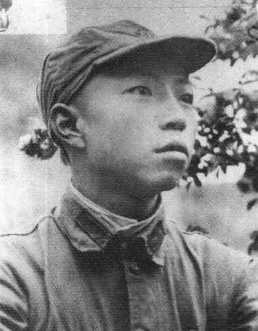 他应该喊梁兴初为叔叔;喊梁仁芥为爷爷;梁兴初喊梁仁芥为叔叔