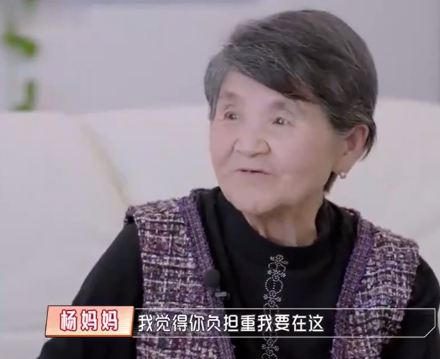 杨子妈妈豪宅内踩缝纫机,两手满是珠宝太贵气,墙上复古挂钟抢镜