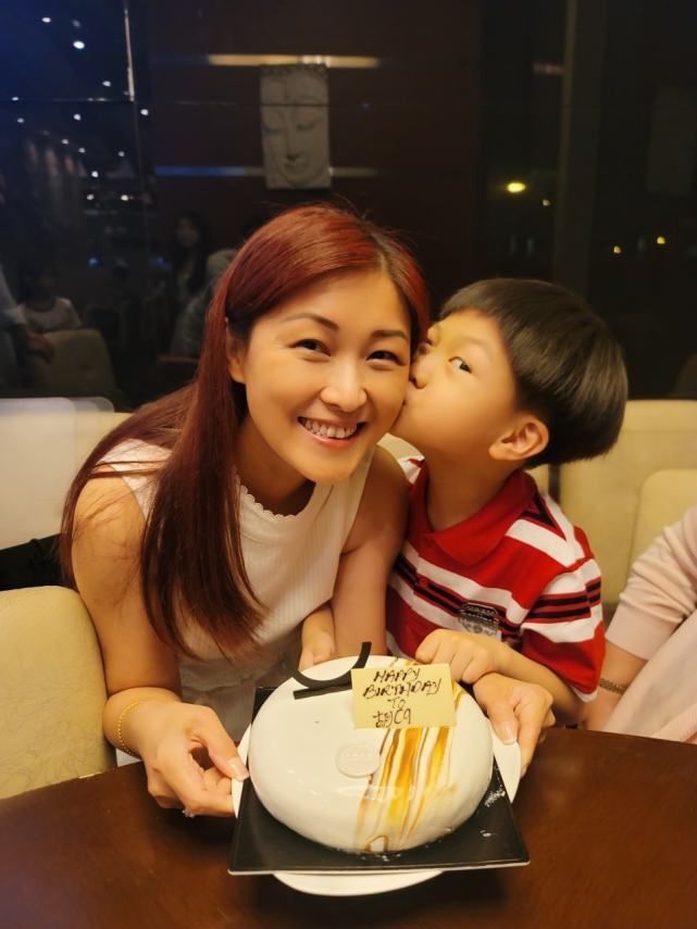 tvb小生胡诺言带太太吃饭享受二人世界 合影时陈琪的大钻戒很抢眼