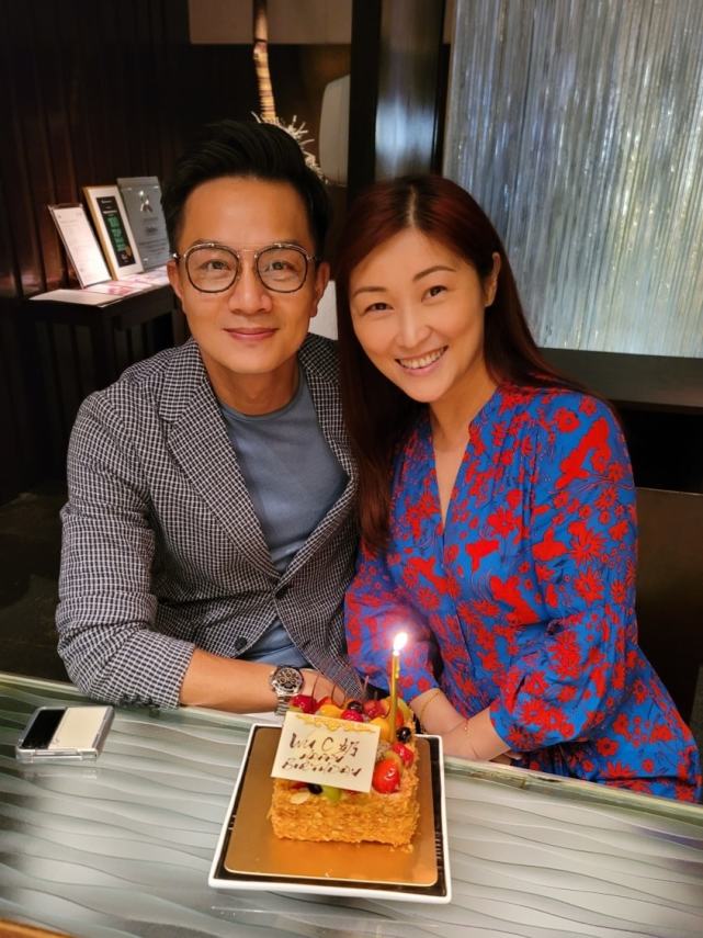 tvb小生胡诺言带太太吃饭享受二人世界 合影时陈琪的大钻戒很抢眼