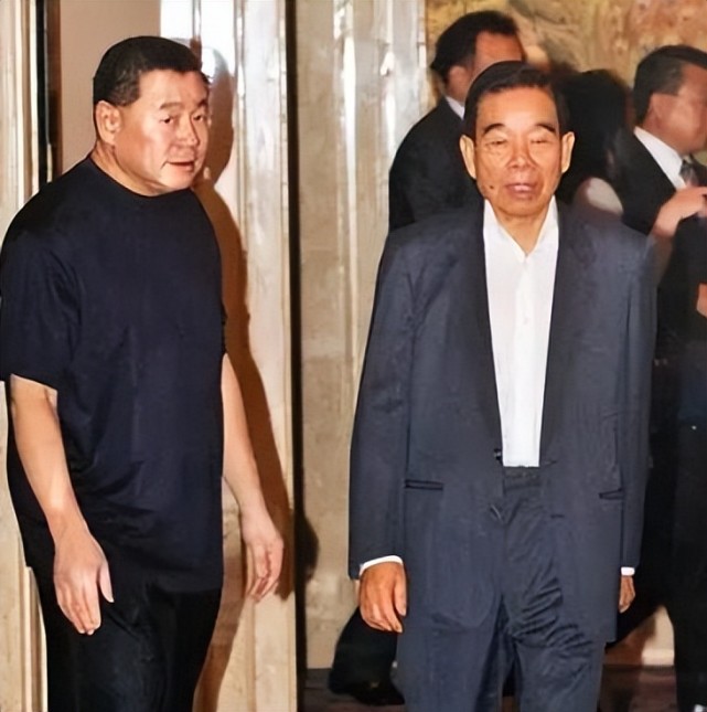 拿10亿救许家印,从恒大套现339亿的香港富豪郑裕彤,究竟有多牛