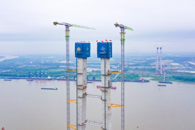 国内最大跨度单层悬索桥主塔封顶