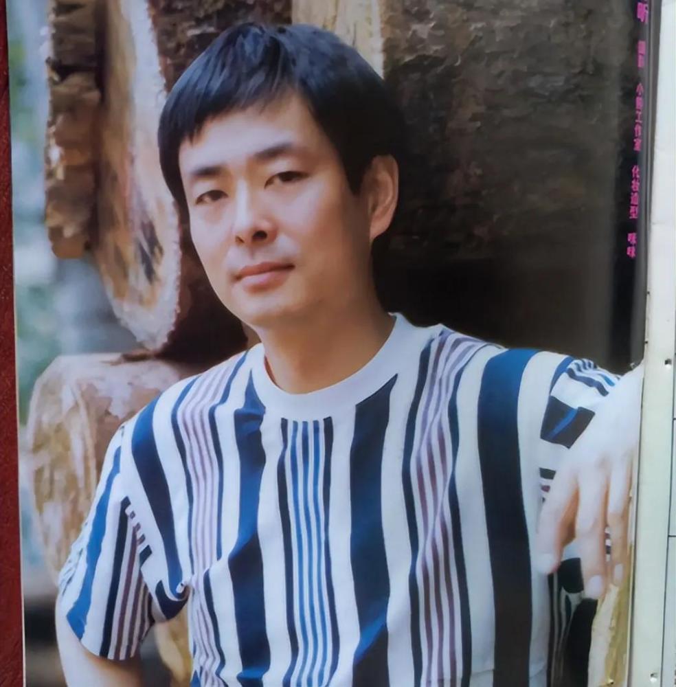 那天在联欢会上,有人指着濮存昕告诉宛萍:"看,那个就是团里新来的帅