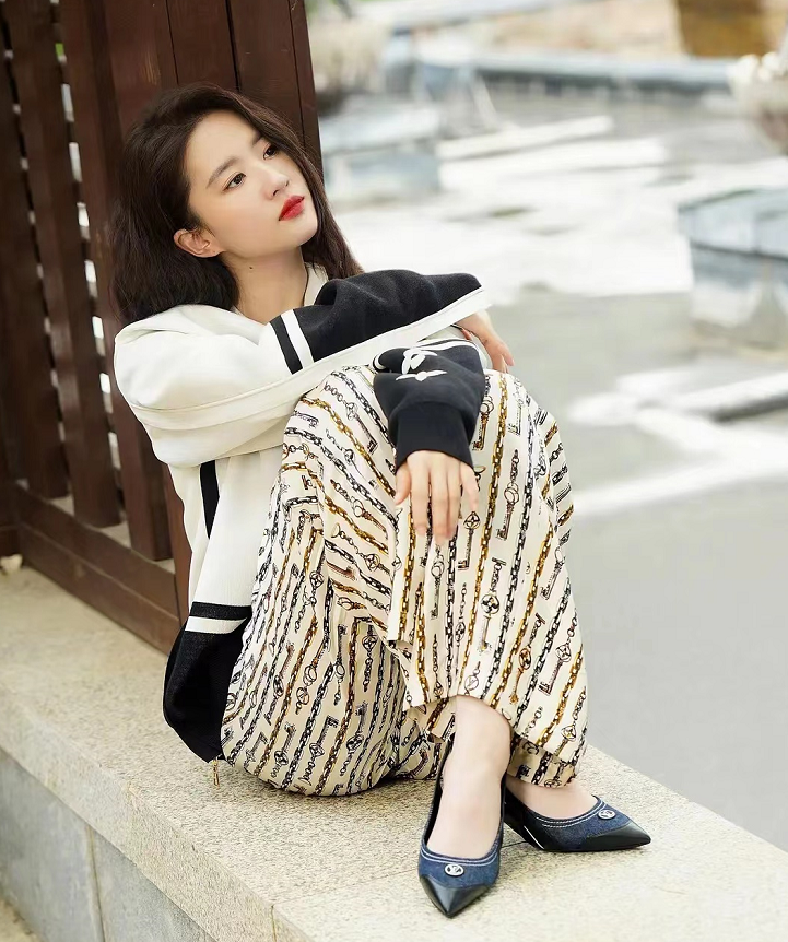 周冬雨不愧是lv心尖宠!