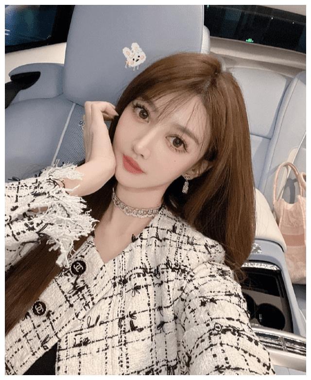 但是还有网友们扒出,在武汉的时候,叶珂和黄晓明疑似住宅同一个酒店