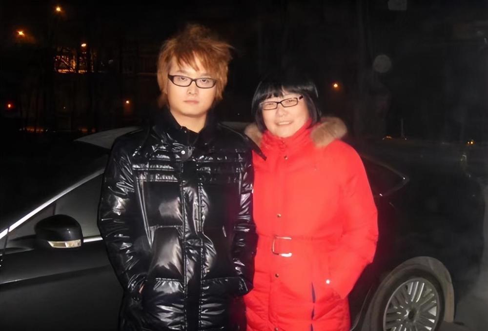 音乐人海峰去世一周年好友去墓地悼念妻子饱受抑郁折磨欲轻生