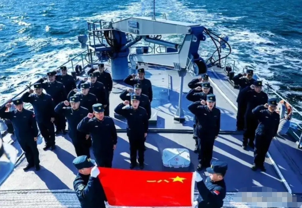 海军潜艇兵从5月25日正式换发新式作训服,对于海军潜艇兵来说,是个