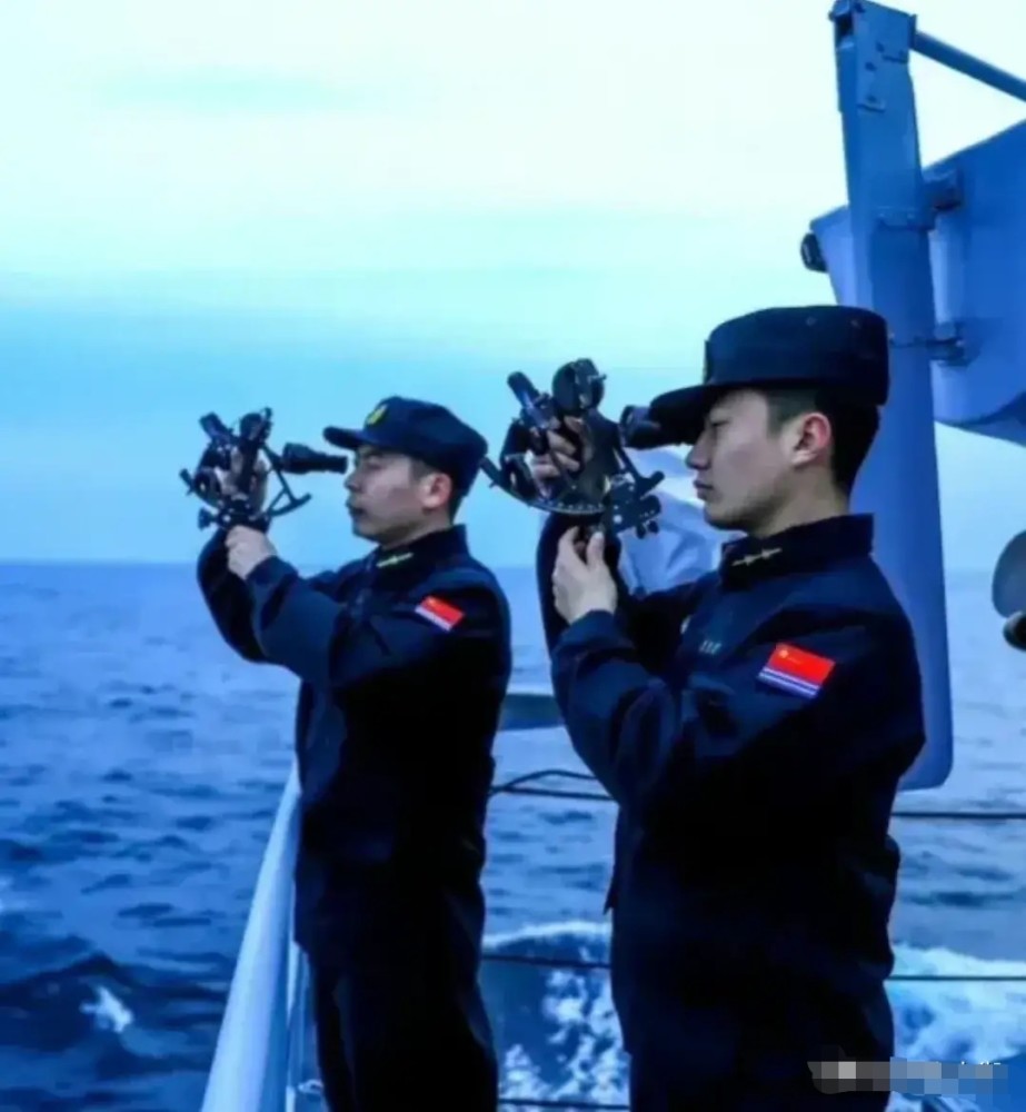 海军潜艇兵从5月25日正式换发新式作训服,对于海军潜艇兵来说,是个