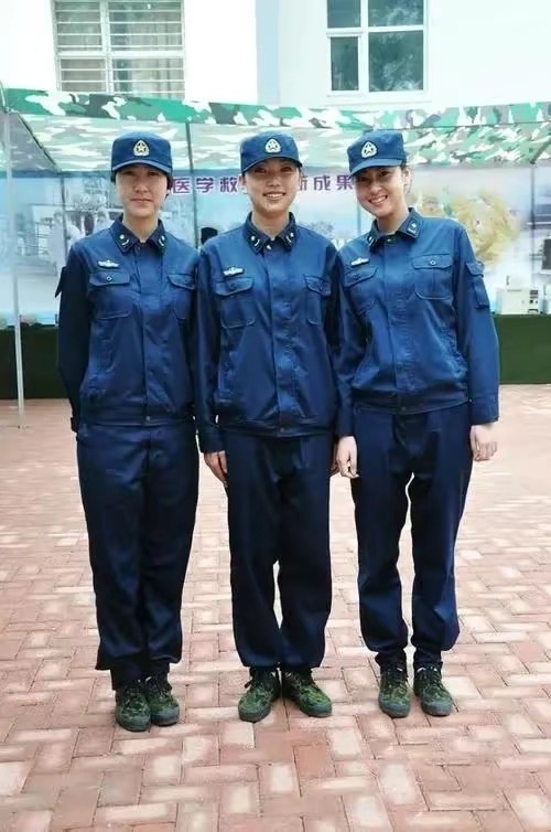 首先让我们回顾一下07式潜艇兵作训服的款式,如下图是所示,从颜色来看