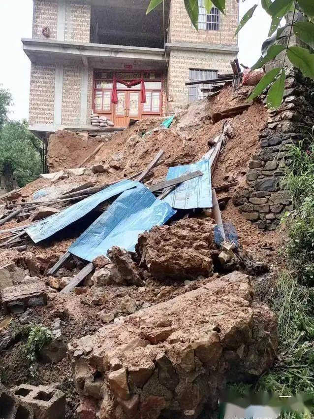 福建武平突降大暴雨引发山体滑坡造成房屋倒塌致8人死亡