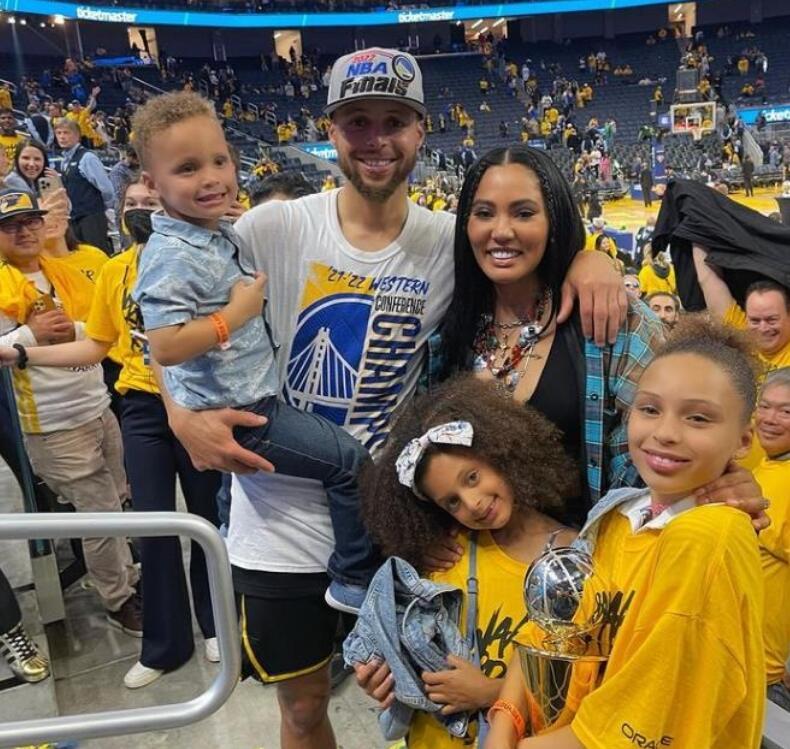 库里g5全家福曝光!五口之家其乐融融 库嫂搞怪奖杯照亮了_腾讯新闻