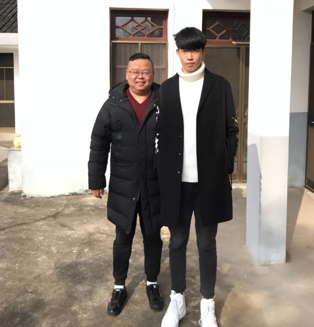 现在,秦伟搏被给予厚望,中国田径希望他成为下一个刘翔.