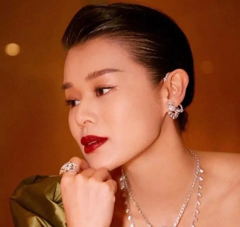 胡杏儿 香港科技大学生物化学系娱乐圈需要这股清流,希望姐姐也多接戏