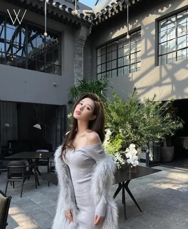 跟baby离婚半年黄晓明喜获两名绯闻女友周子然叶珂身材都是一等一