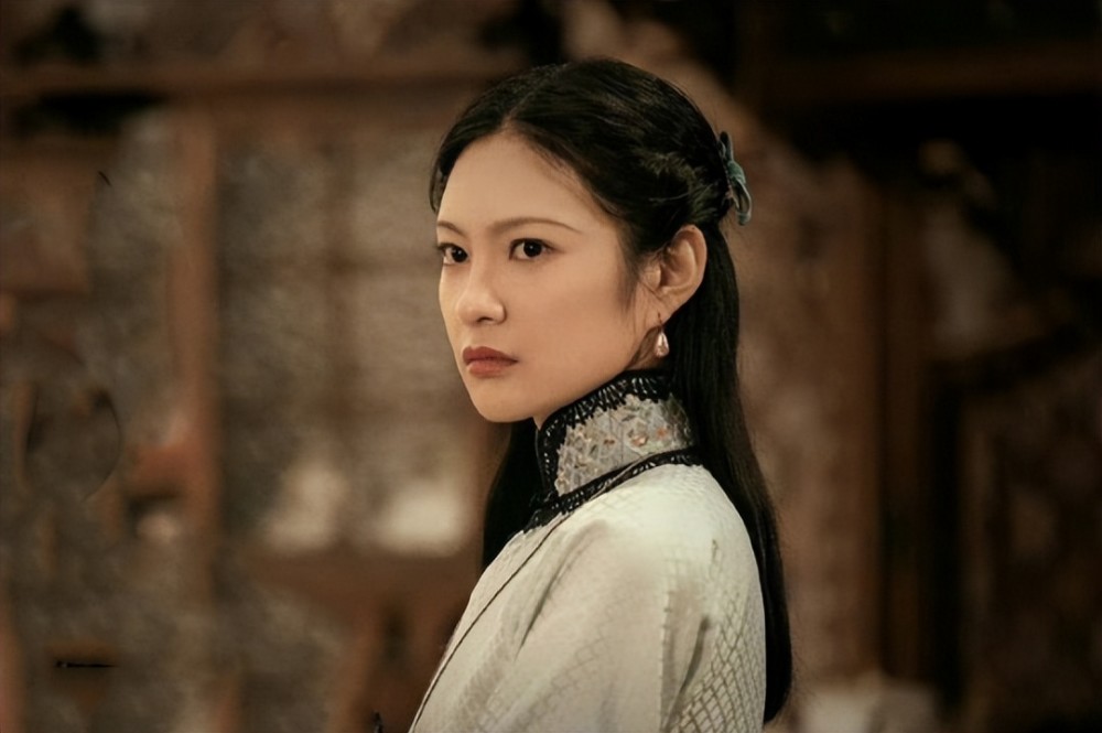 王可如本人的长相高级,气场也很强,现代装充满了超模气质,又美又飒.