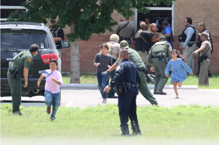 复盘美国小学枪击案孩子用身亡老师手机报警警察忙着铐上家长