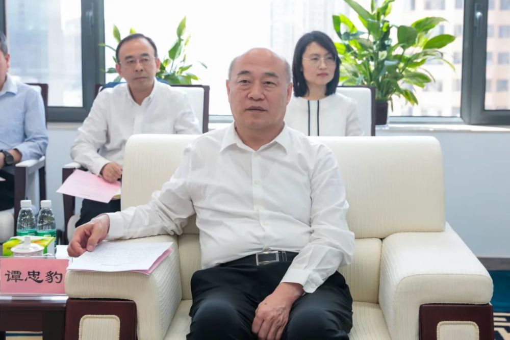 袁清茂与山西云时代技术有限公司党委书记董事长盛佃清举行工作会谈