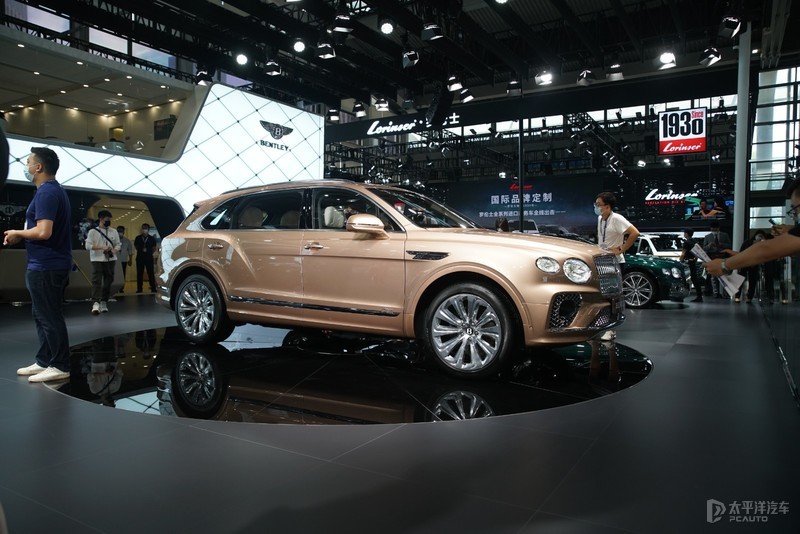 2022粤港澳车展宾利添越长轴距版亮相