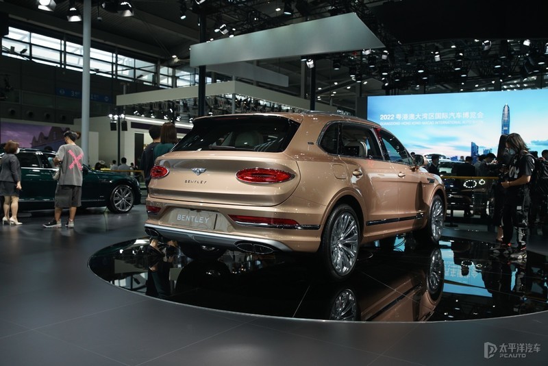 2022粤港澳车展宾利添越长轴距版亮相