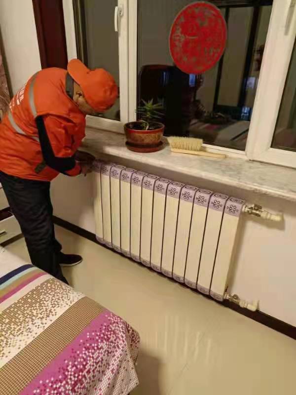 北方 暖气片 系统由于是集中供暖,每组暖气片管道多由室外引进室内