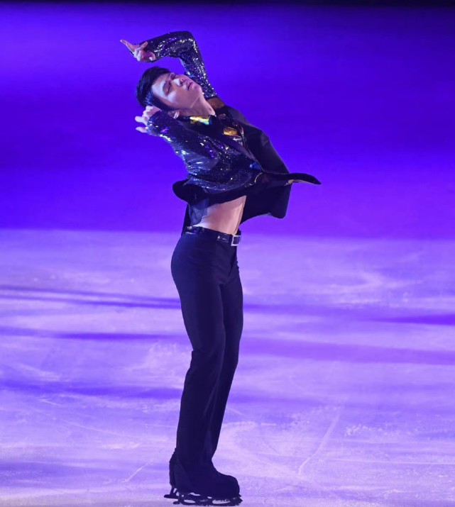 羽生結弦冰演首秀的衣服,雖醜但懂事,粉絲:我更羨慕那一杯水