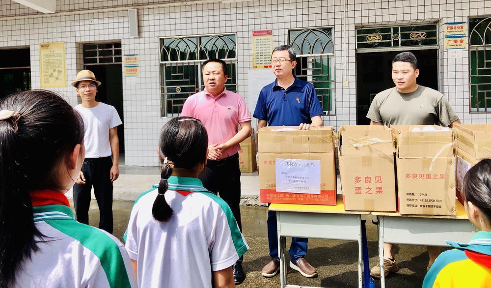 梅州五华乡村振兴驻镇工作队进校园送儿童节礼物