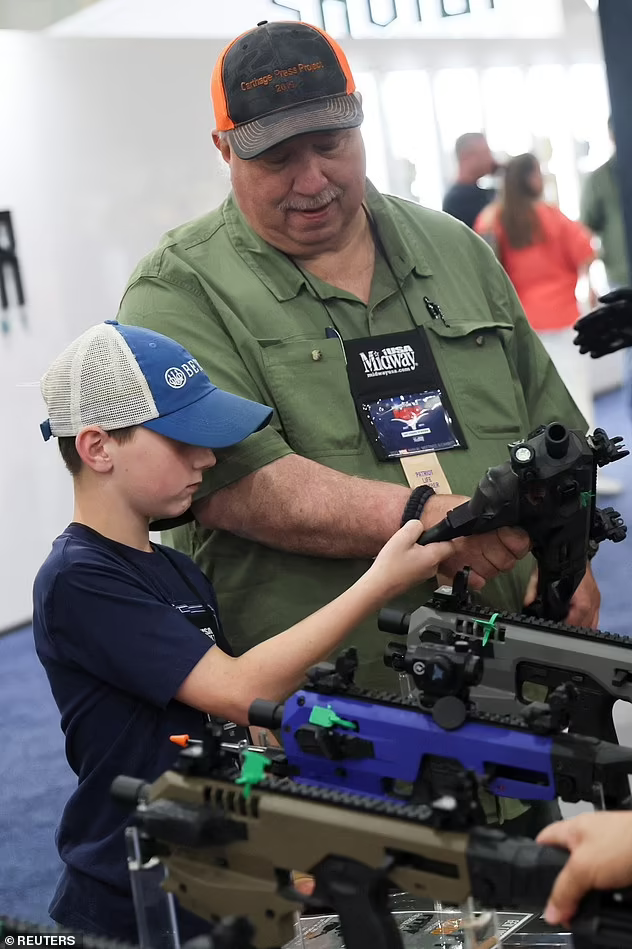 特朗普现身美国步枪协会年会，竟呼吁给课堂上的老师配枪哪个网上外教课好又便宜
