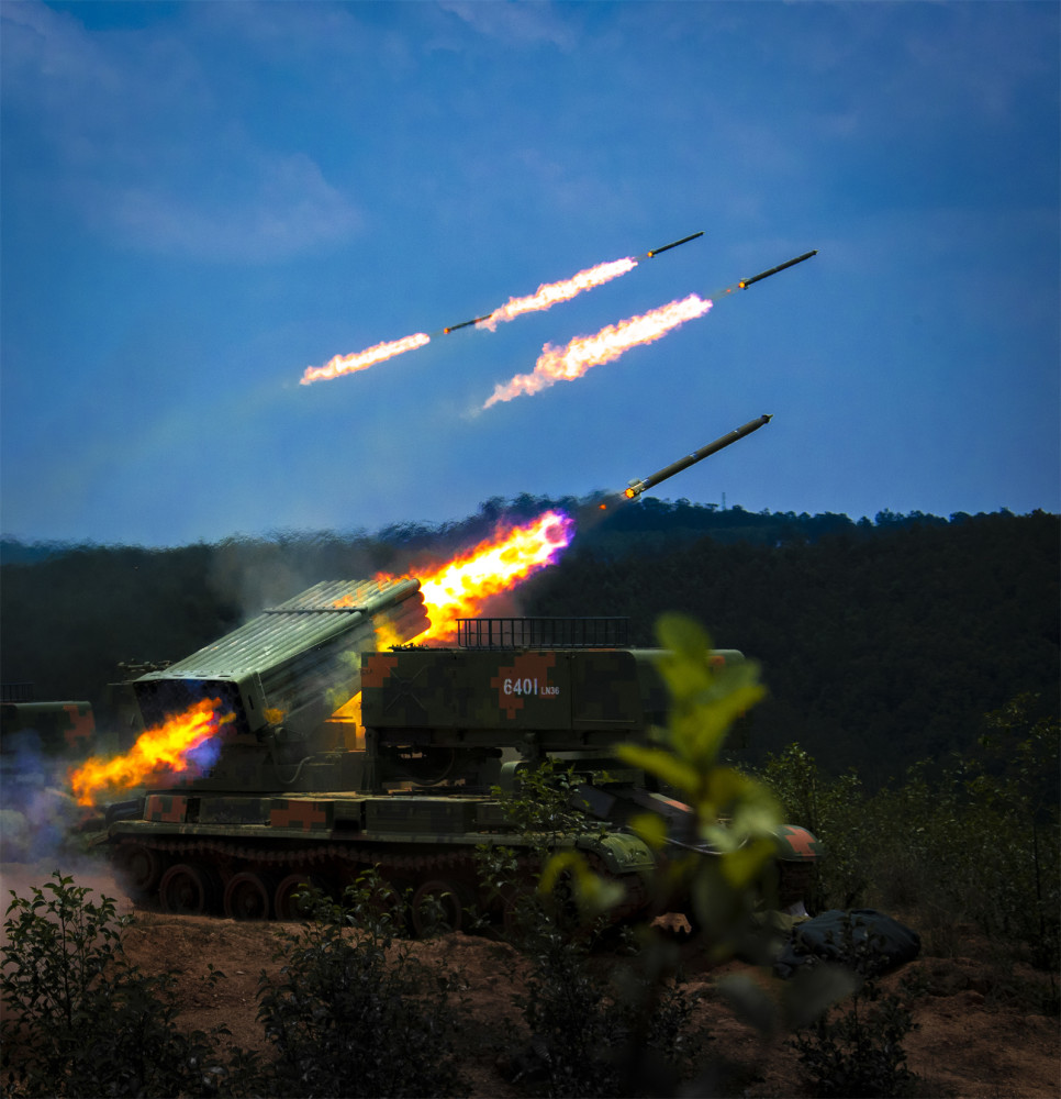 自行火箭炮单发齐射(汤周涛摄)(中国军号出品)