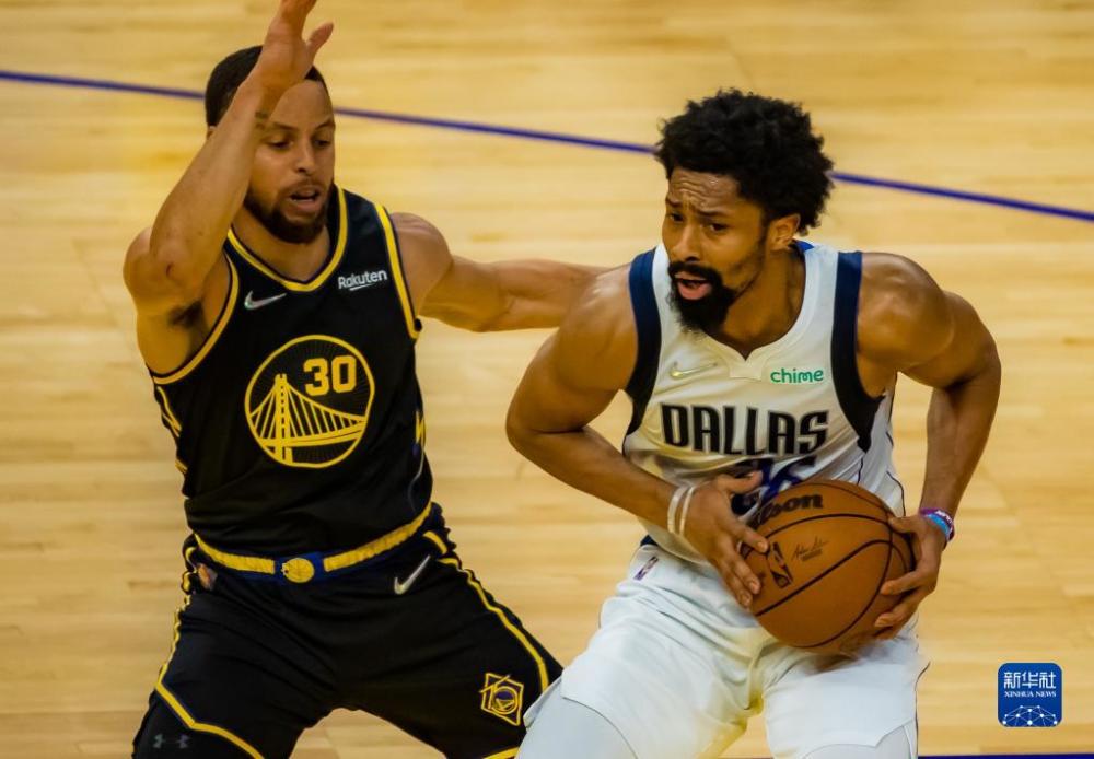 新华社发(董旭东摄)当日,在2021-2022赛季nba季后赛西部决赛第5场比赛