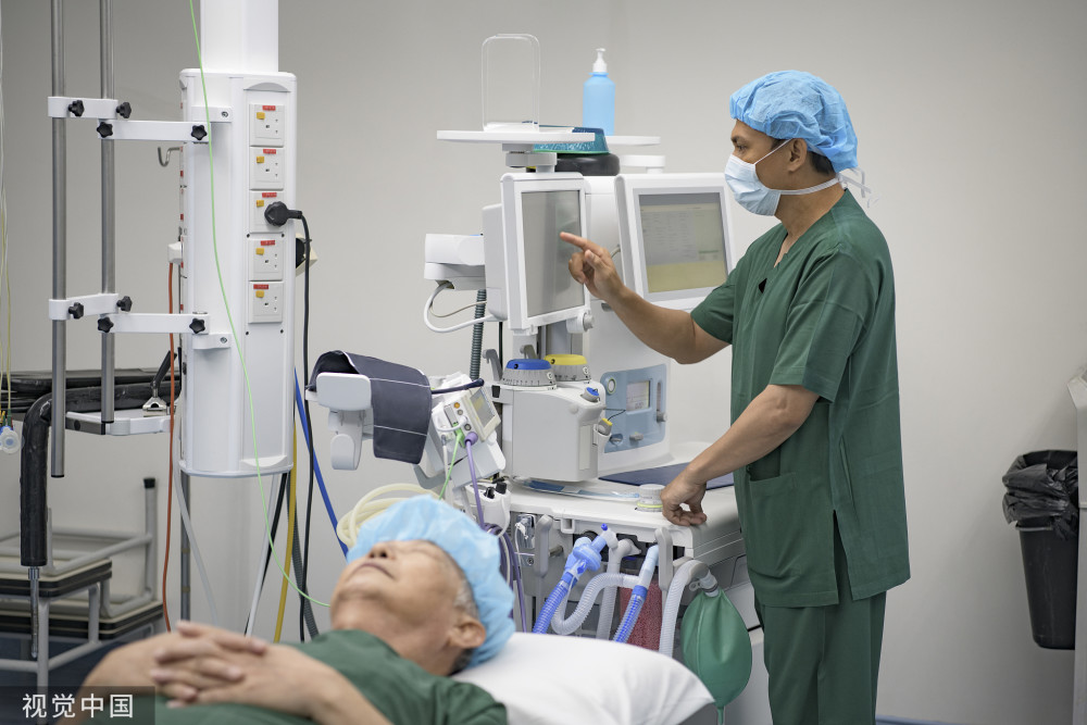 手术开始，刘医生二人仔细盯着监护仪上的各种数据，同时掌握手术的进度。