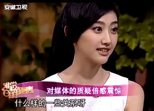 此外根据网上拍摄景甜去医院的照片,景甜的父亲也一路同行,他的穿着