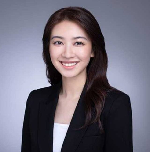 港姐朱千雪转行当律师,穿职业装现身法院显知性,身旁站满西装男