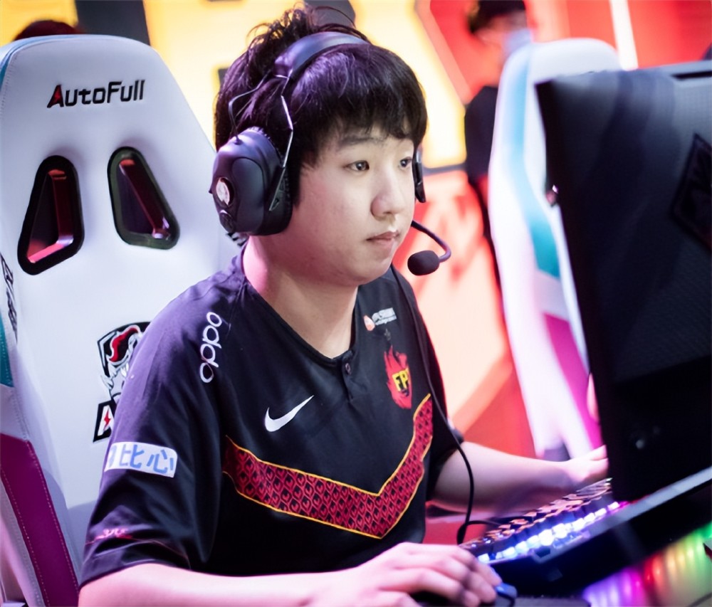 khan是个例外,加入fpx前他说过"四个lpl选手赢不了",被质疑后khan遭到