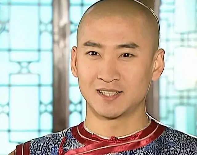 周杰曾经是当红一线男星,"尔康"和"包拯"等角色至今是经典.