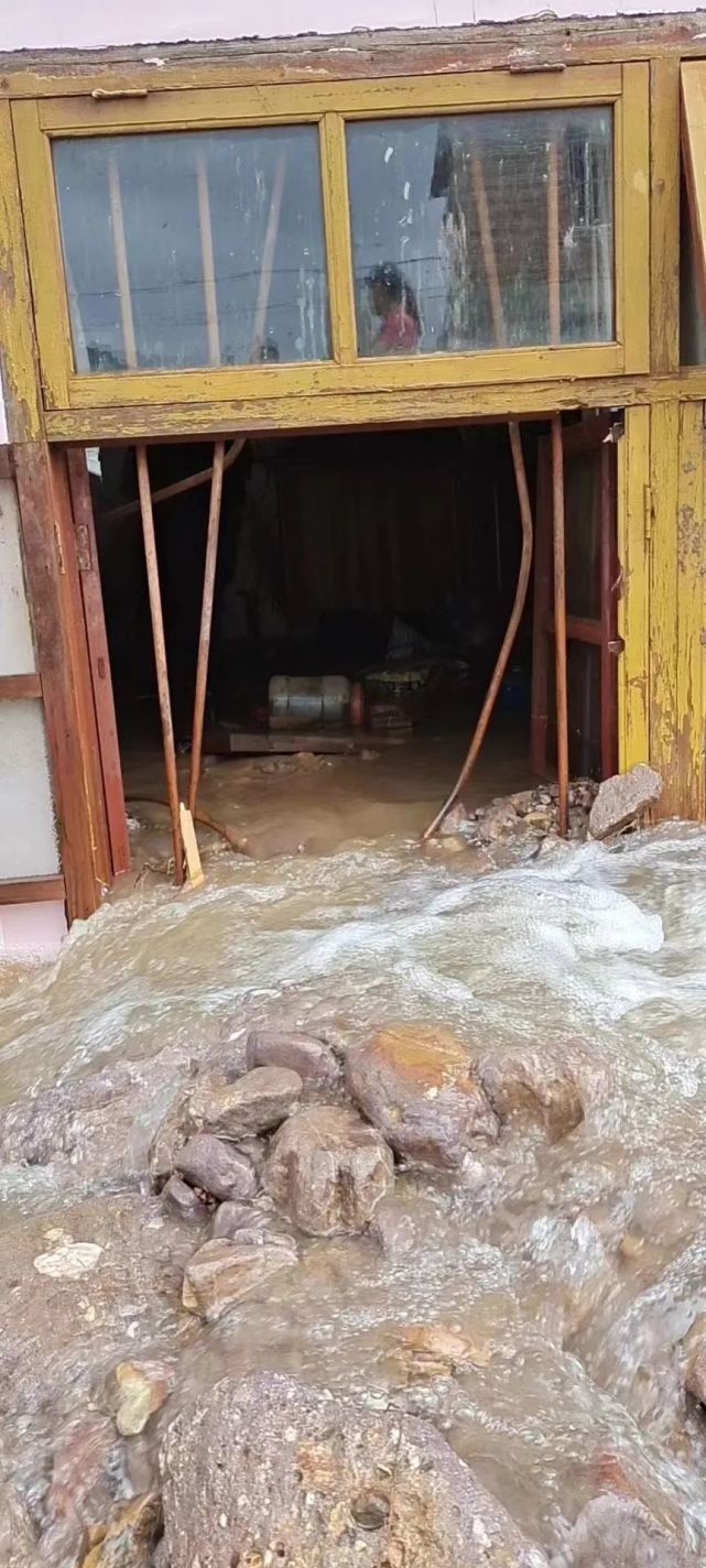 連續降雨導致東旺渡口附近塌方5文竹等地鄉村塌方,房屋倒塌因受昨晚連