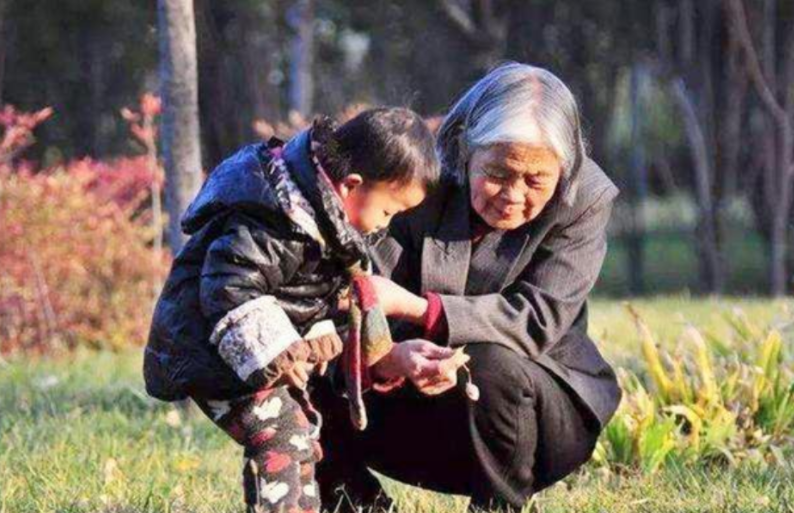 姥姥姥爷带大的孩子,为何却跟爷爷奶奶更亲?原因有些现实