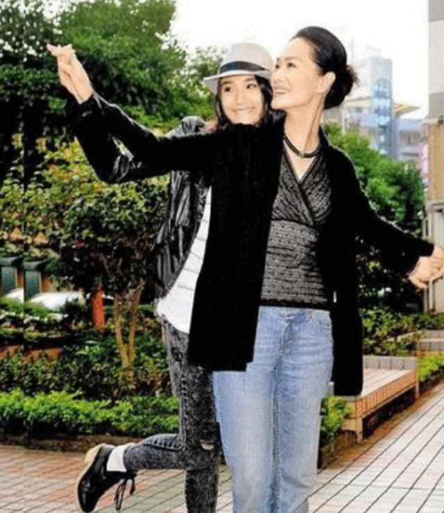 77岁凌峰首驻平台,与娇妻贺顺顺婚姻成谜,长女已出嫁,幼女貌美_腾讯