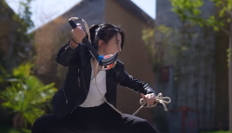 靓丽女侠自制飞镰配合流星锤绝活看傻老外果然中国人都会功夫