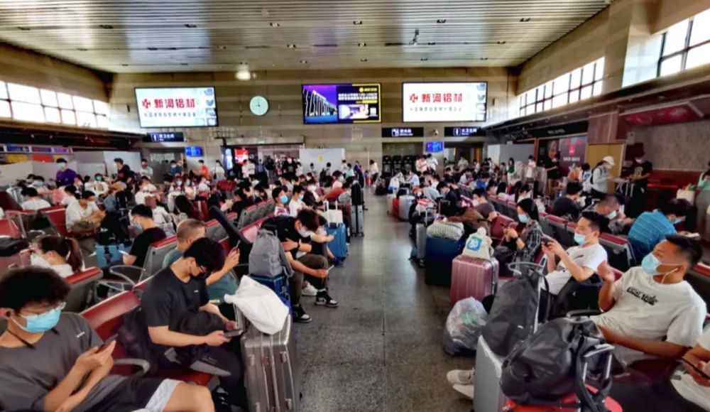 北京高校学生开启返乡旅程，多所高校为大学生提供送站服务，暖心