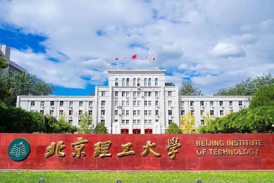 北京高校学生开启返乡旅程，多所高校为大学生提供送站服务，暖心