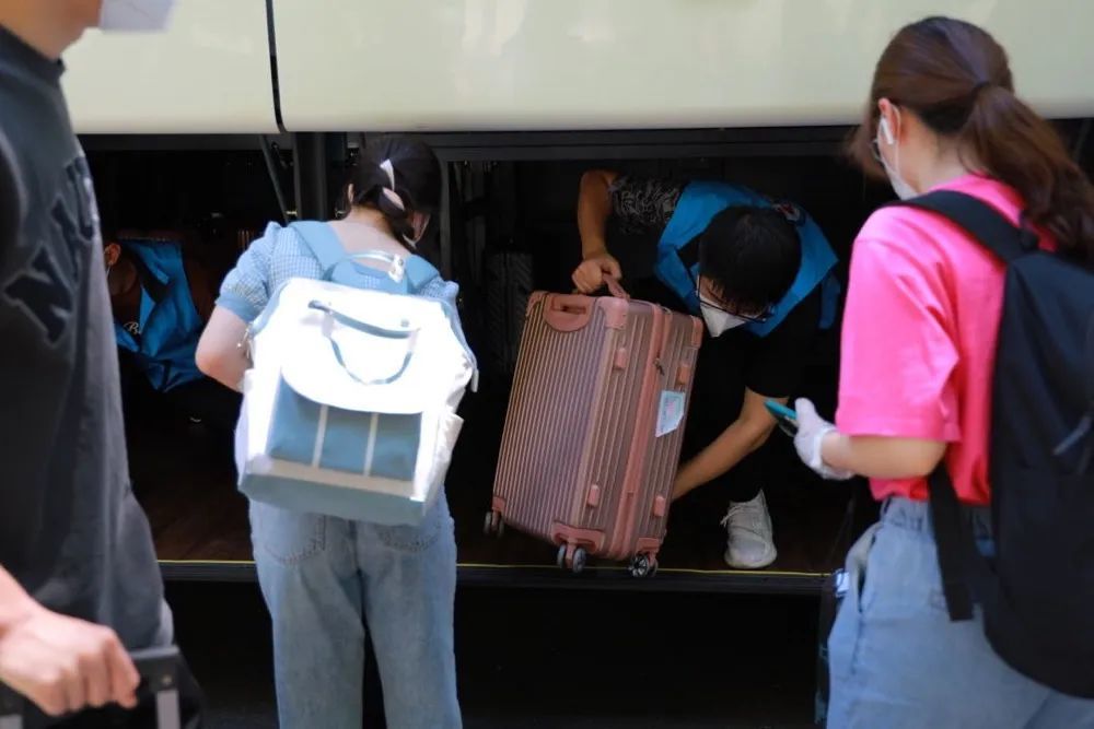 北京高校学生开启返乡旅程，多所高校为大学生提供送站服务，暖心