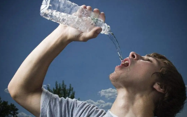 同事喝水总喝矿泉水好心建议却被怼这是为什么