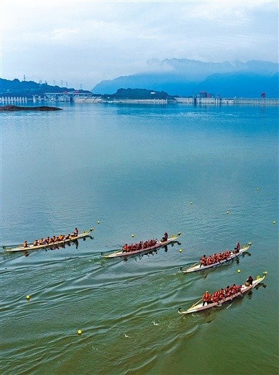 赛龙舟勇争先
