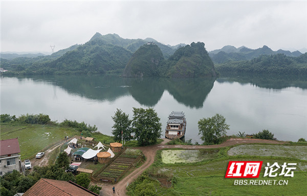 露營基地對岸就是水心寨.圖/太極攝郎沅水兩岸青山.