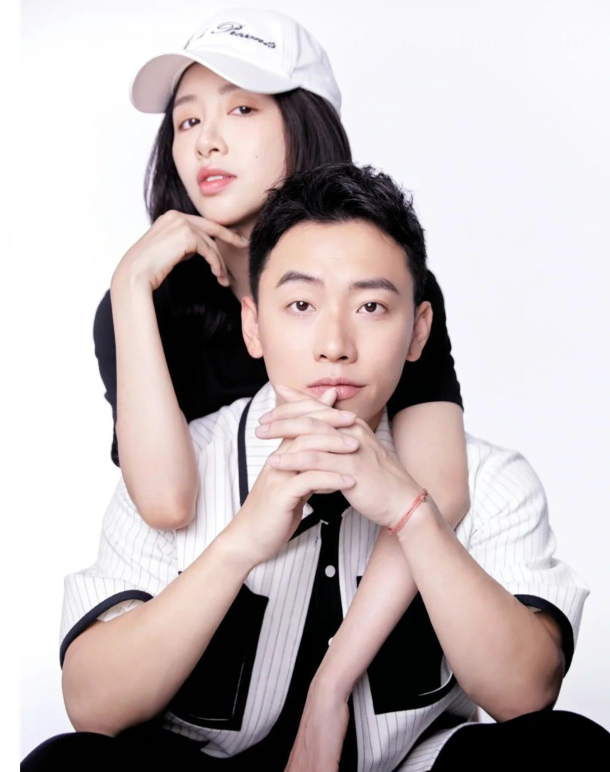 前艺术体操国家队队花周捷晒桃子百日照,老公邹凯出镜,女儿像爸