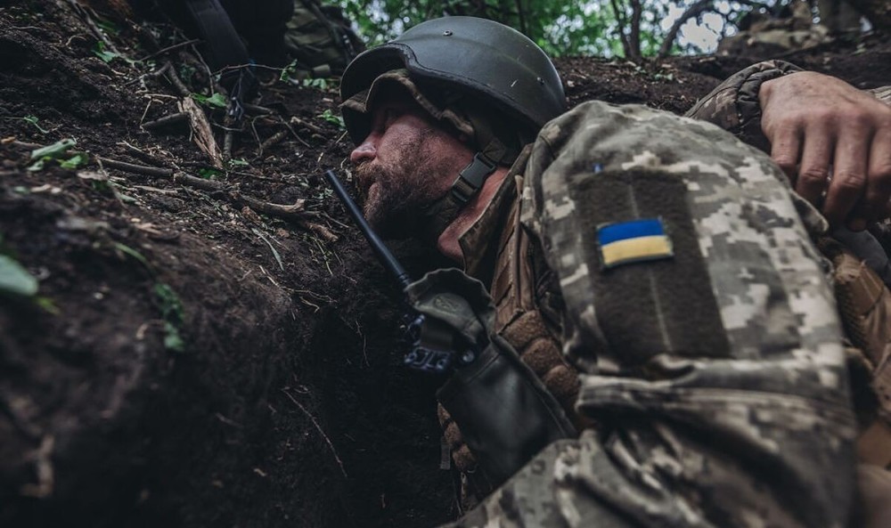 乌军每天就吃1颗土豆，打够30发子弹就送前线，乌军官爆料后被捕