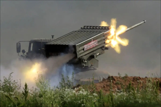 bm-21火箭炮相比高温的9m22s铝热剂燃烧弹,俄军还投入一款tos-1a喷火
