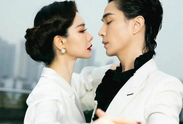 李承铉戚薇官宣二胎夏天来了请大家吃瓜527谐音梗撒狗粮