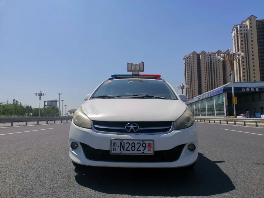 德州一警车在济南多次加塞闯红灯真相让人破防