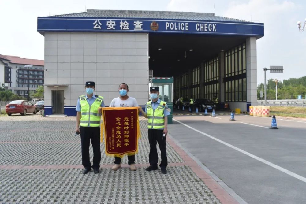 德州一警车在济南多次加塞闯红灯真相让人破防